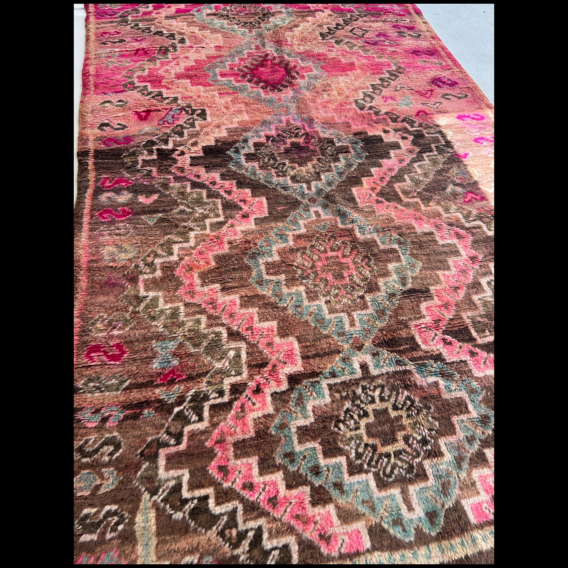 Top-down view of the Vintage Boujaad rug Talisman Path showing the symmetrical zigzag path running vertically through the centre of the brown and magenta field.